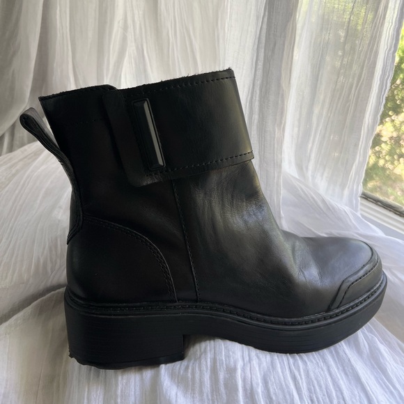 Black leather ankle boots with side zip and Velcro buckle closure. Franco Sarto - Picture 6 of 6